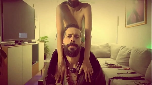 Juegos fetichistas con el director una noche en casa terminan en dominación extrema