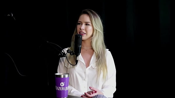 Está fazendo bastante sexo anal, gozou, tem um vibrador que a faz ter squirting sozinha, e o seu conteúdo com um cadeirante… – Milena Moreau (SHEER/RED)