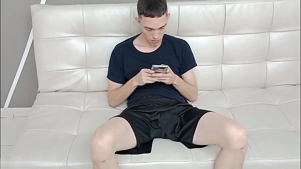 MADRASTRA LE DA UNA BUENA MAMADA A SU HIJASTRO EN EL SOFA! CREAMPIE EN LA GARGANTA-HISTORIA COMPLETA