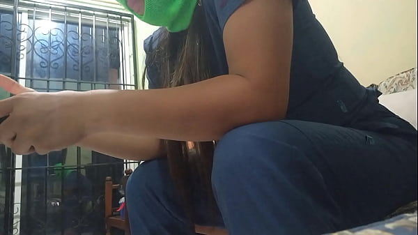 Una madrastra madura de culo regordete y grandes tetas se masturba en casa sobre el sofa. ¿Quieres follarla? PAWG. ASMR. BBW. fetiche aficionado. 1