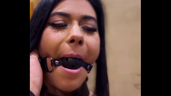 Из жопы в рот. Поход в сауну закончился для Марины бескомпромиссной долбёжкой в горло, тугим аналом и золотым дождём.