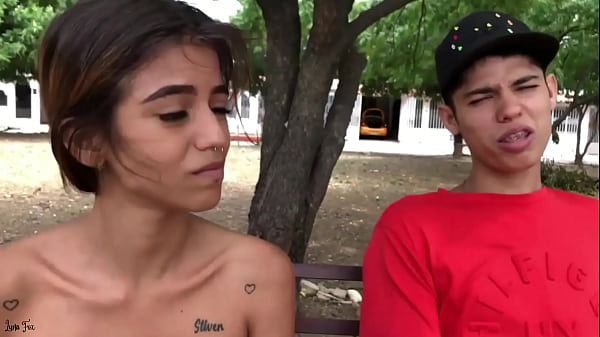 Demasiado grande para su apretado coño – Ella se orinó a sí misma