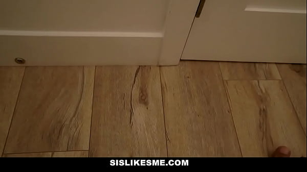 Stepbrother licks stepsister’s pussy when her stepcousin sneaks in to blow him