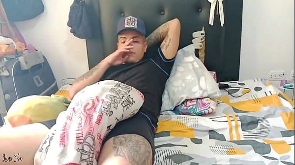 MI HERMANASTRA ME DEJA PASAR LA NOCHE EN SU HABITACIÓN Y EN SU CAMA, LE DI MI POLLA Y CASI NO RESISTE!