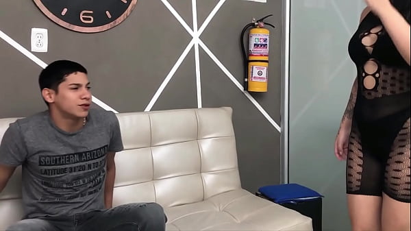 Padrastro me folla el coño para permitirme salir de fiesta.